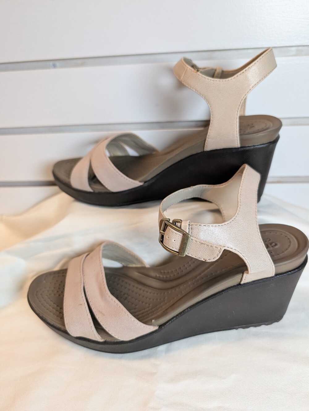 NWOT Crocs Leigh II Cross Strap Wedge Sandals W8 Taupe Canvas Comfort - Picture 5 of 8